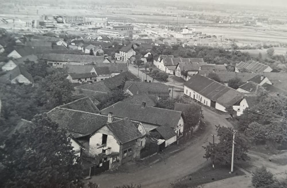 Dnes už neexistující část Chvaletic od kostela směrem k Trnávce. Malý domek je hasičská zbrojnice vedle obecního úřadu.