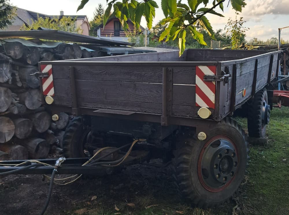 Původní valník za traktor z roku 1961 po opravě (foto 2026).