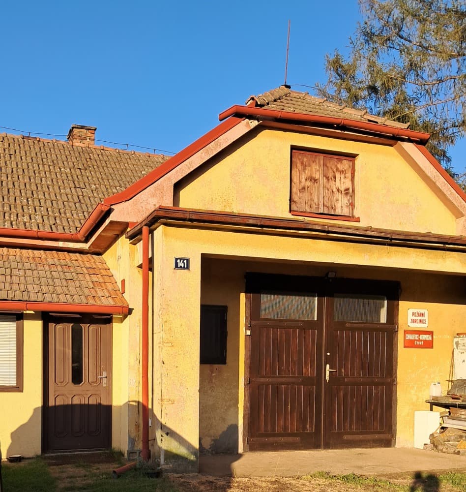 Požární zbrojnice z 60. let v Hornické čtvrti, dnes v soukromém vlastnictví. Vrata jsou přesnou replikou původních.